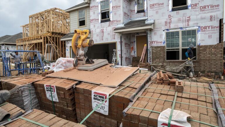 April homebuilder sentiment rises as builders grab near record market share
