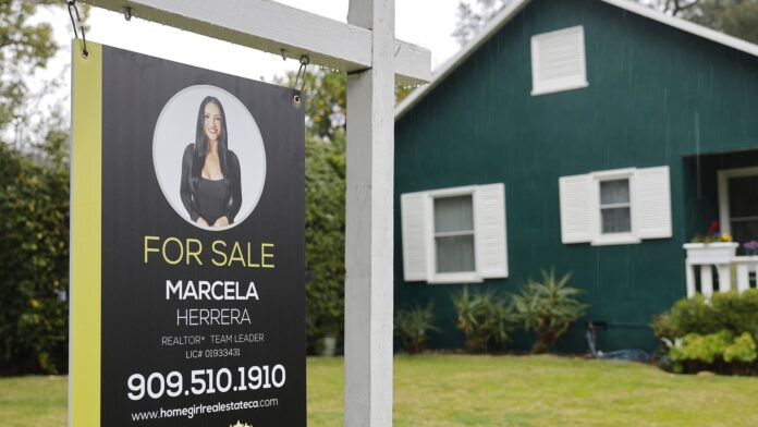 Mortgage rates and demand seem stuck in a holding pattern