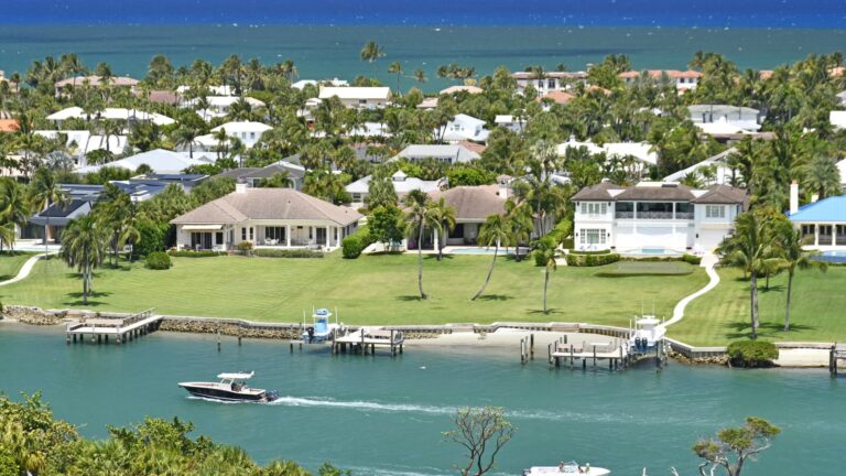 ​Here's how the luxury real estate market is splitting up