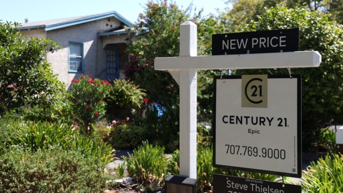 More U.S. housing markets see falling home prices