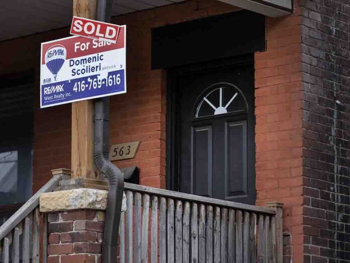 The Data of the Regional Real Estate Board from Toronto showed an increase in listings, a slightly higher turnover with the month and the average average price for June.