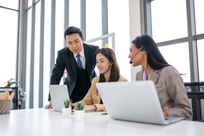 Die Aufsichtsbehörden vermitteln den Mitarbeitern im Büro und im Geschäftskonzept Arbeit.