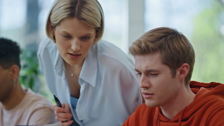 Lady Mentor unterrichtet Angestellte Coworking Nahauf. Supervisor, die für Praktikanten helfen