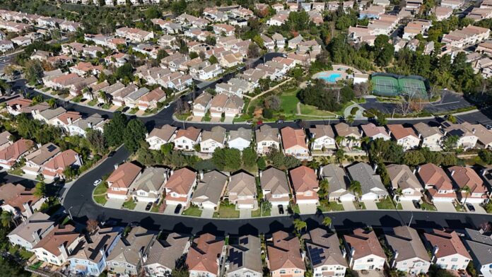 Mortgage rates sink to the lowest level in a month, sparking more refinance demand