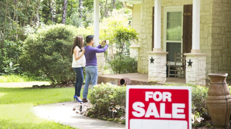 Median-income homebuyers can afford $30k more house than year ago: Study