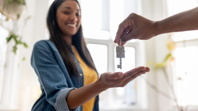 Single women first-time homebuyers' income beats solo men