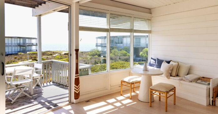 They Found a Gem of an Apartment Among Hamptons Mansions They Found a Gem of an Apartment Among Hamptons Mansions